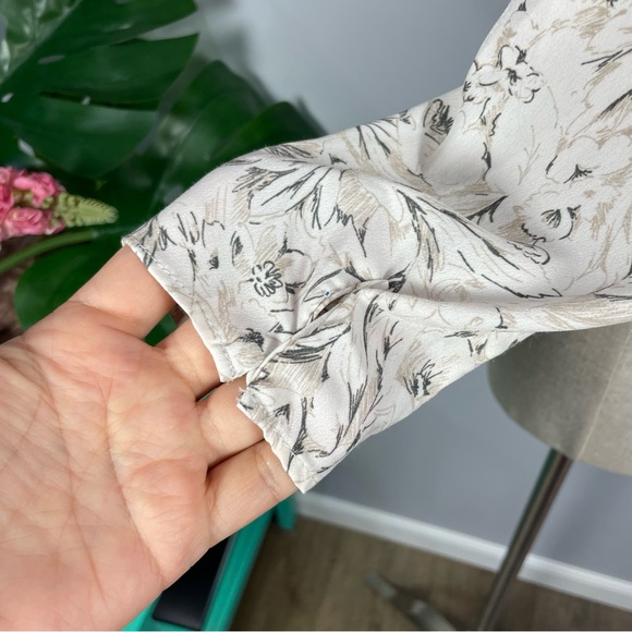 NWT ASTR off white sketch floral blouse with tie Sz S - Picture 12 of 16